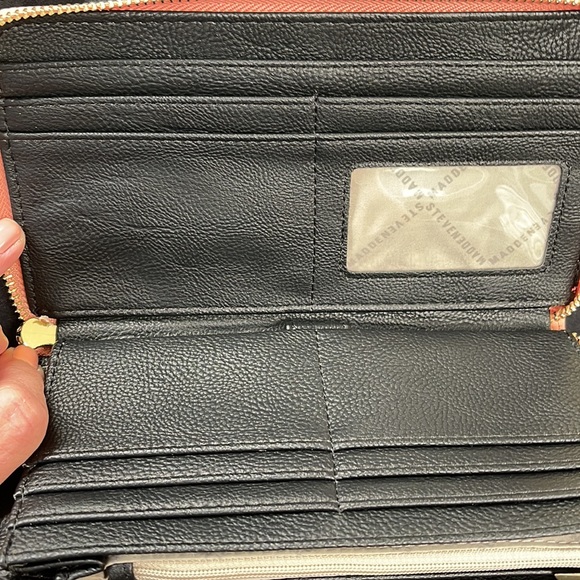 Steve Madden wristlet. - Picture 3 of 4